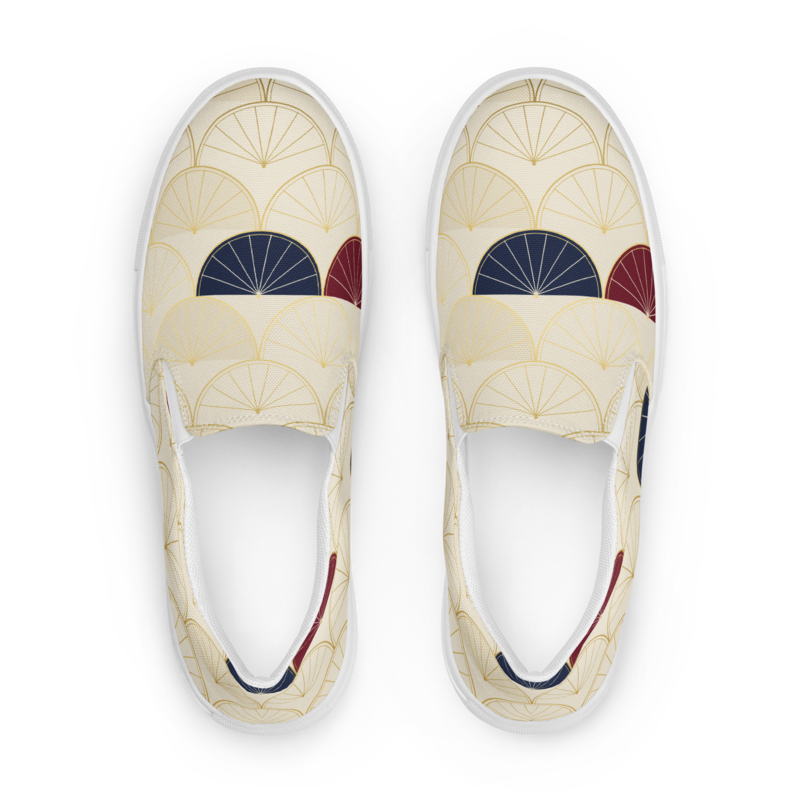 Zapatillas slip-on Escama Déco crema con escamas doradas y acentos burdeos y navy