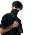 Bandana Frecuencia — Negro — modelo con tatuajes