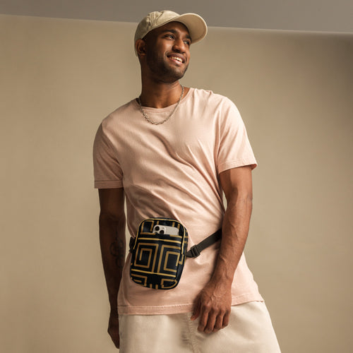 Bandolera Meandro llevada al cuerpo sobre modelo