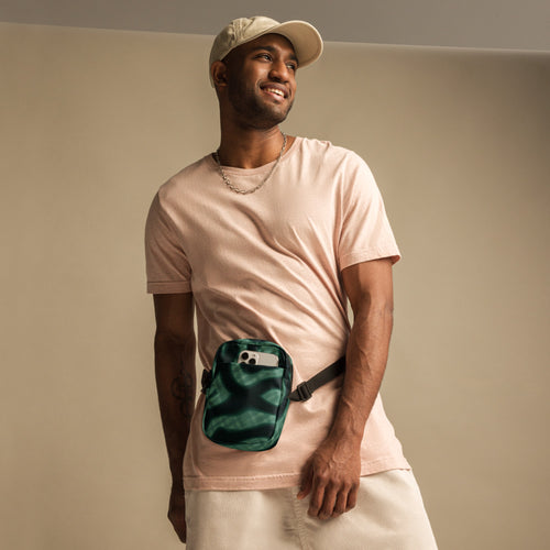 Bandolera Malaquita llevada al cuerpo sobre modelo