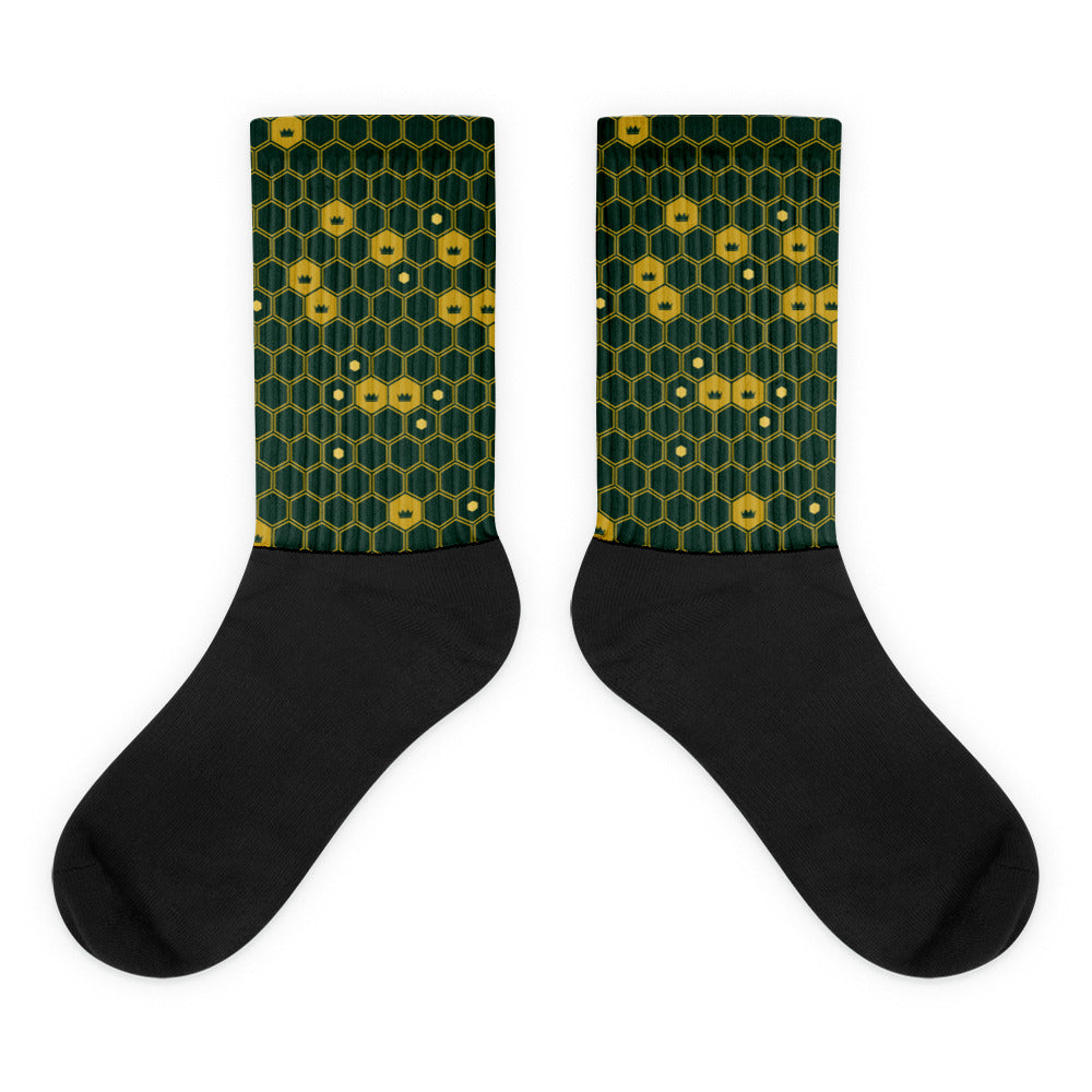 Calcetines sublimados con panal hexagonal de oro sobre verde bosque y coronas SRHOOD en las celdas