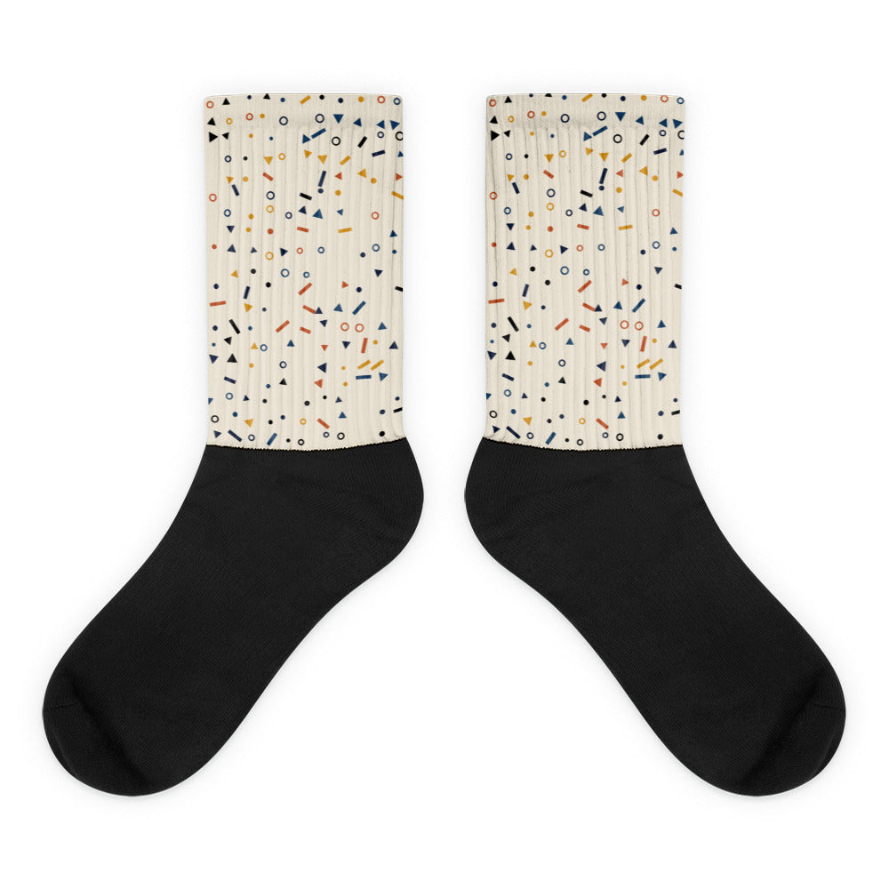 Calcetines Confeti Real crema — confeti geométrico navy, terracota y mostaza, vista frontal