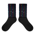 Calcetines con zigzags de neón cian, magenta y ámbar sobre fondo nocturno