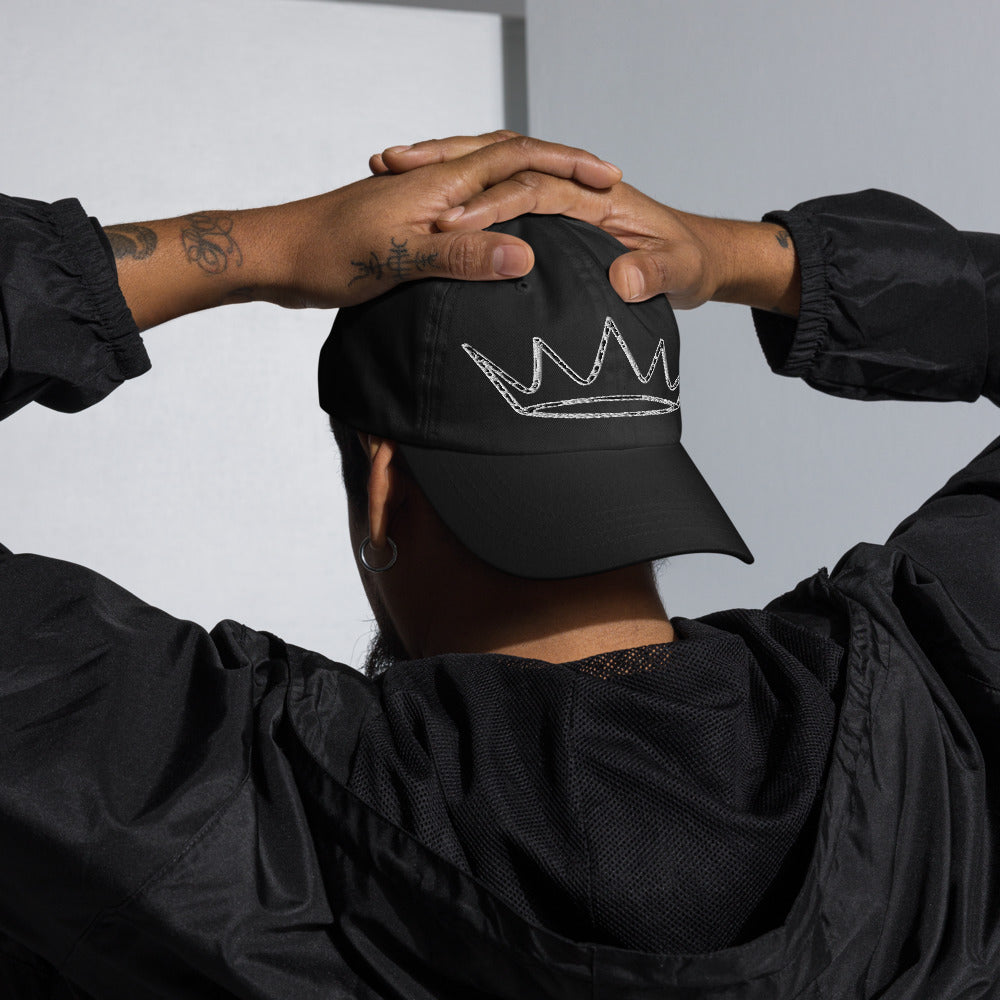 Gorra Corona Line-Art — Negro — modelo con tatuajes