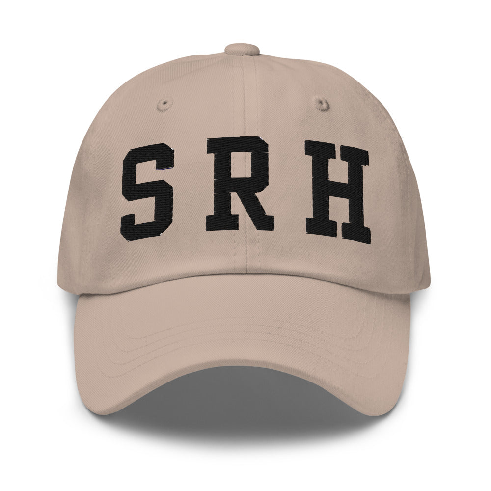 Gorra SRH Varsity bordada en piedra, vista frontal