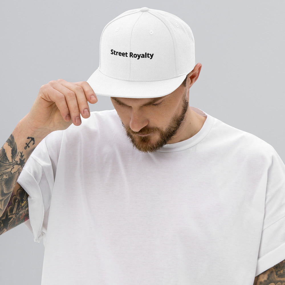 Gorra Snapback Clásica — modelo con tatuajes