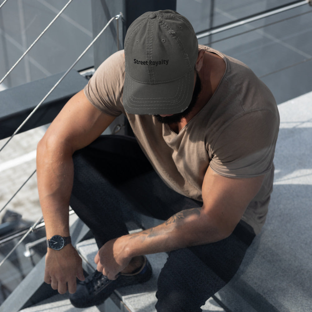 Gorra Desgastada Vintage — modelo con tatuajes