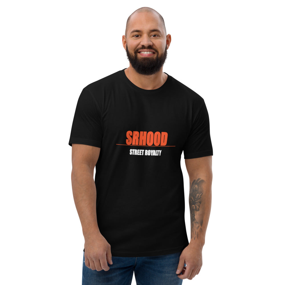 Camiseta Fitted Hombre — Negro — modelo con tatuajes