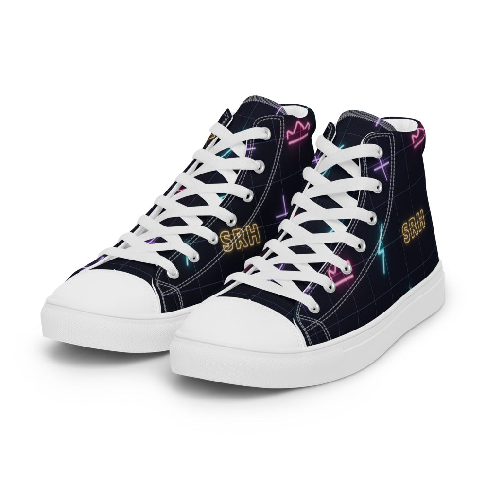 Zapatillas altas con letreros de neón sobre noche eléctrica — vista frontal izquierda