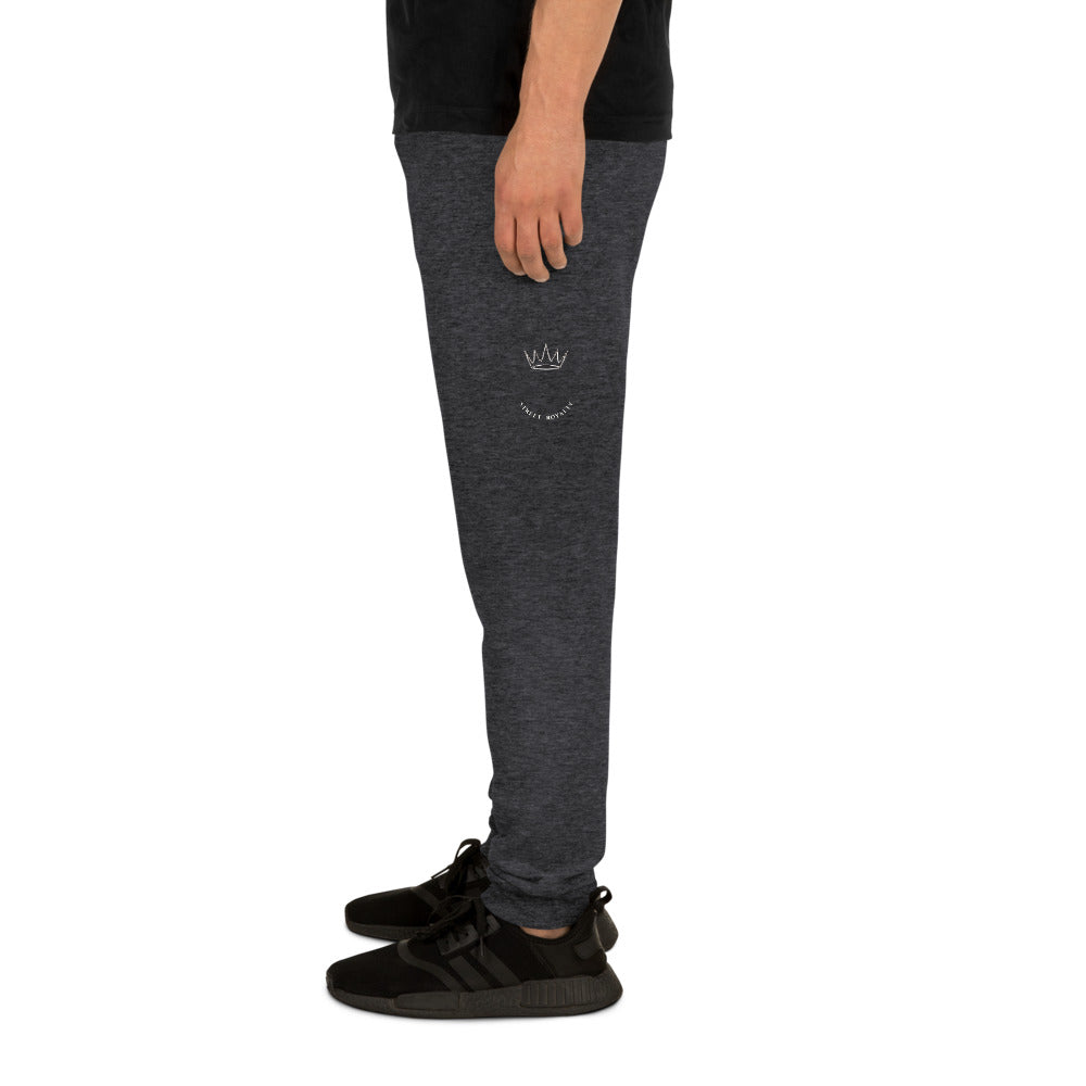 Jogger Street Royalty Corona Arco negro jaspeado, detalle estampado pierna izquierda