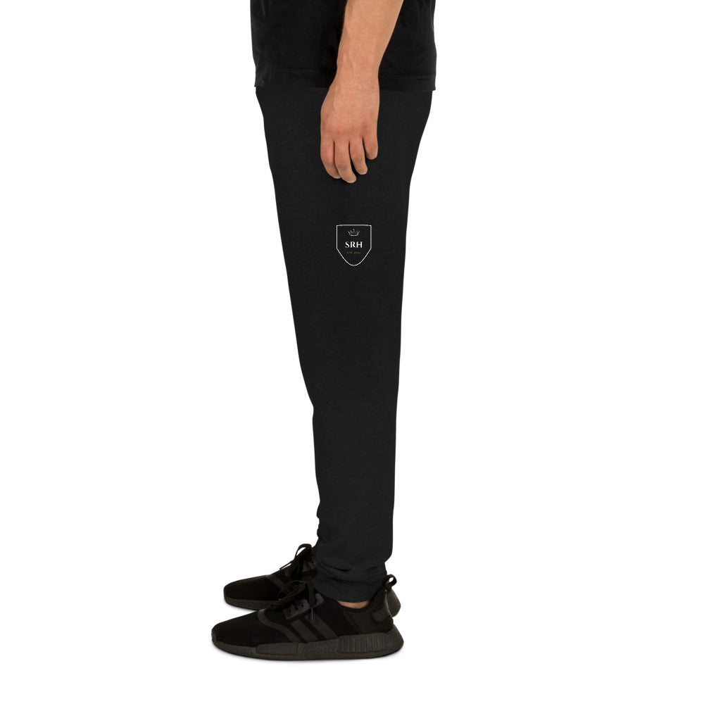 Jogger Street Royalty Crest SRH negro, detalle estampado pierna izquierda