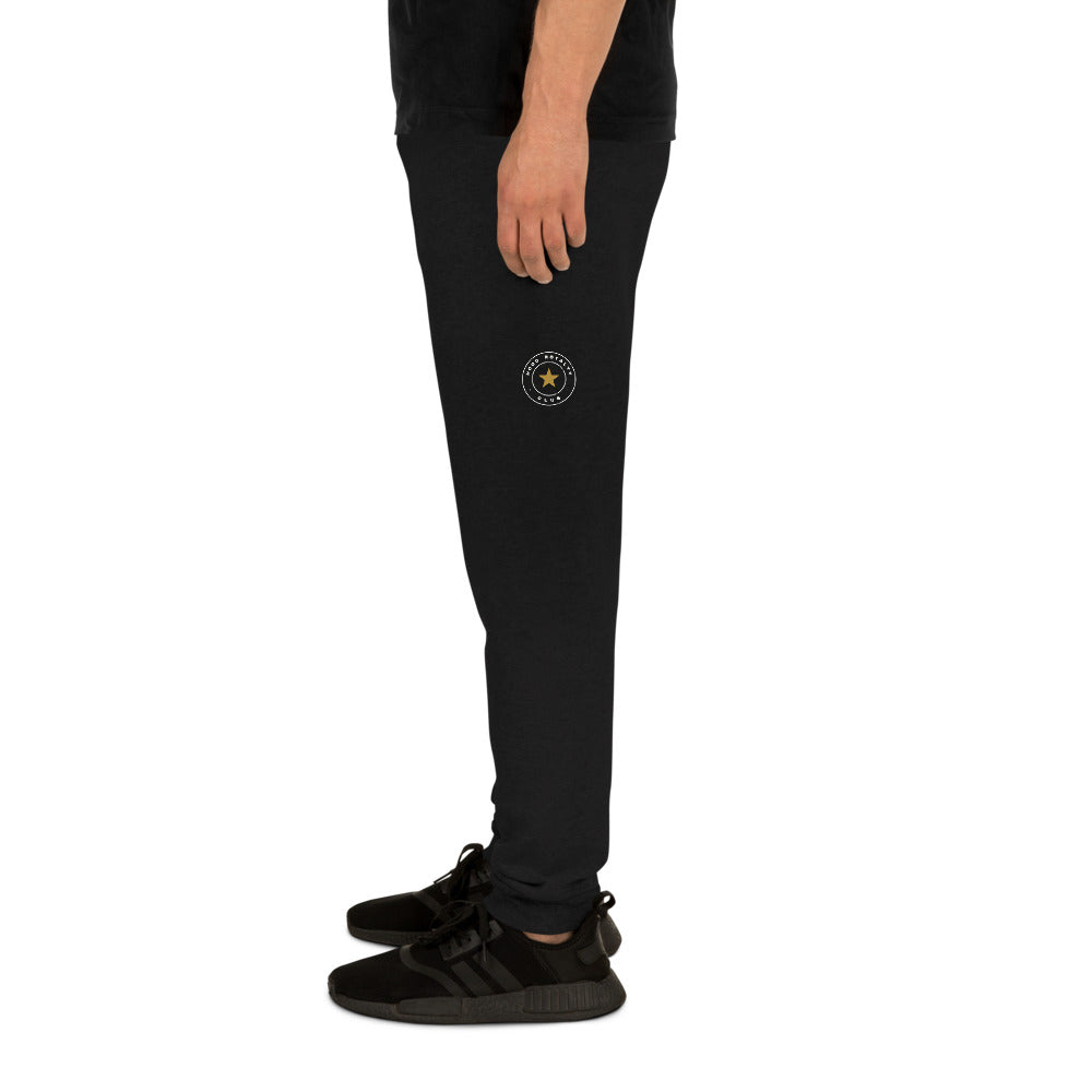 Jogger Street Royalty Sello Club negro, detalle estampado pierna izquierda