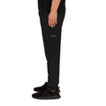 Jogger Street Royalty Stay Royal negro, detalle estampado pierna izquierda