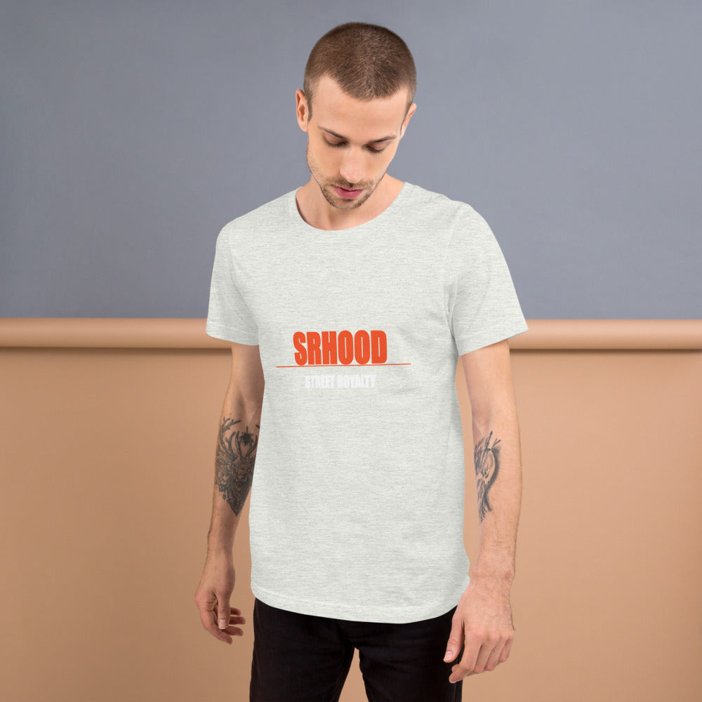 Camiseta Crown — Ceniza — modelo con tatuajes