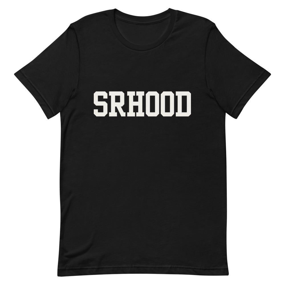 Camiseta negra Street Royalty Hood con wordmark en blanco roto, vista detalle