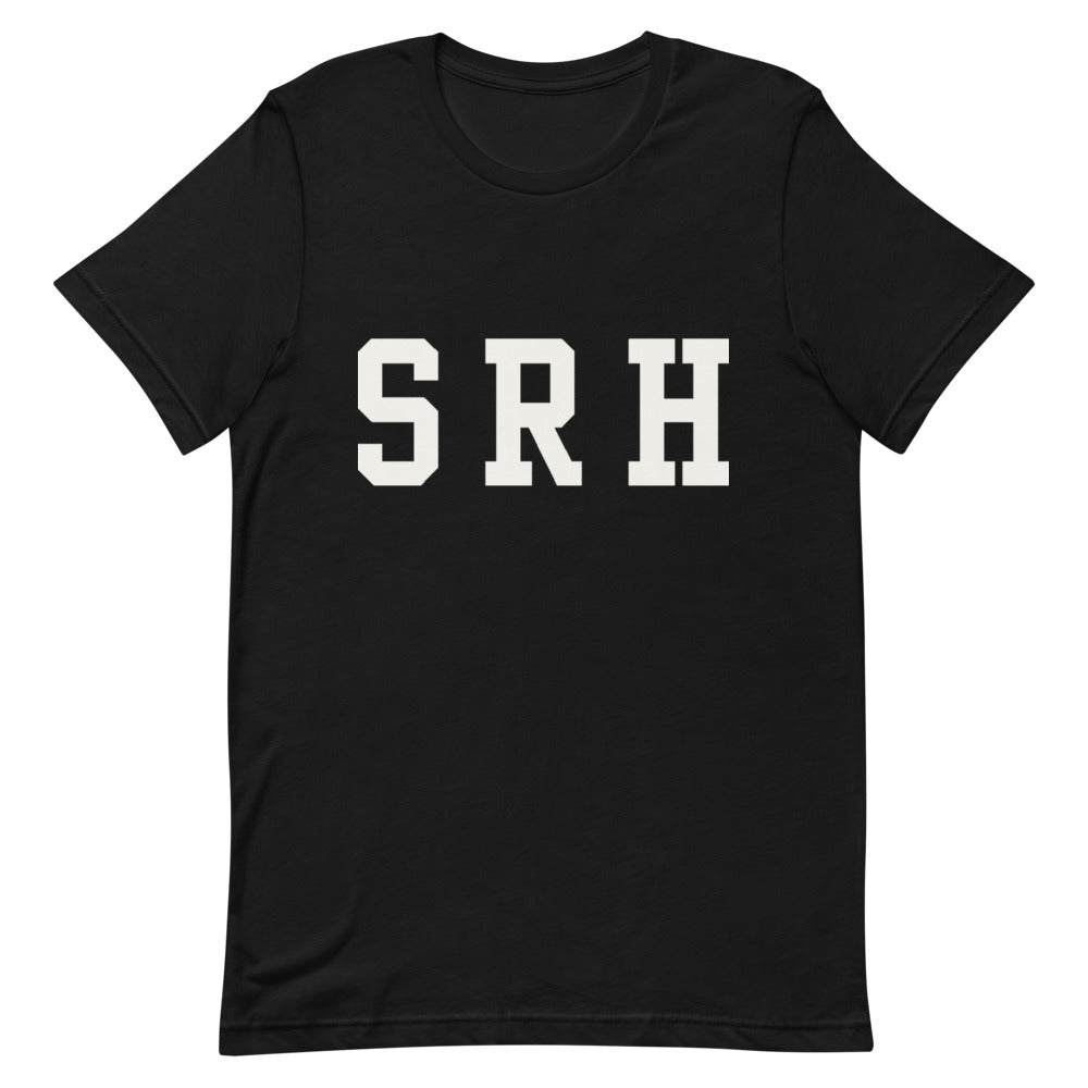 Camiseta negra Street Royalty Hood con iniciales SRH varsity en blanco roto, vista frontal plana