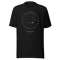 Camiseta negra con carta estelar Corona Borealis en oro — vista frontal