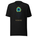 Camiseta negra con pluma de pavo real en esmeralda y oro, lockup Plumaje Real
