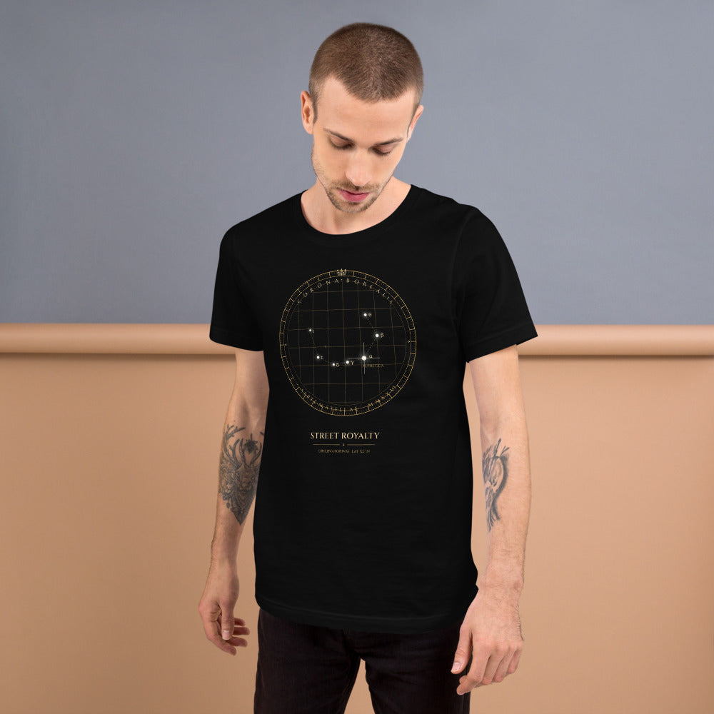 Camiseta Observatorio Alphecca — Negro — modelo con tatuajes