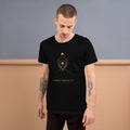 Camiseta Damasco Real — Negro — modelo con tatuajes