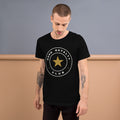 Camiseta Sello Club — Negro — modelo con tatuajes