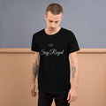 Camiseta Stay Royal — Negro — modelo con tatuajes