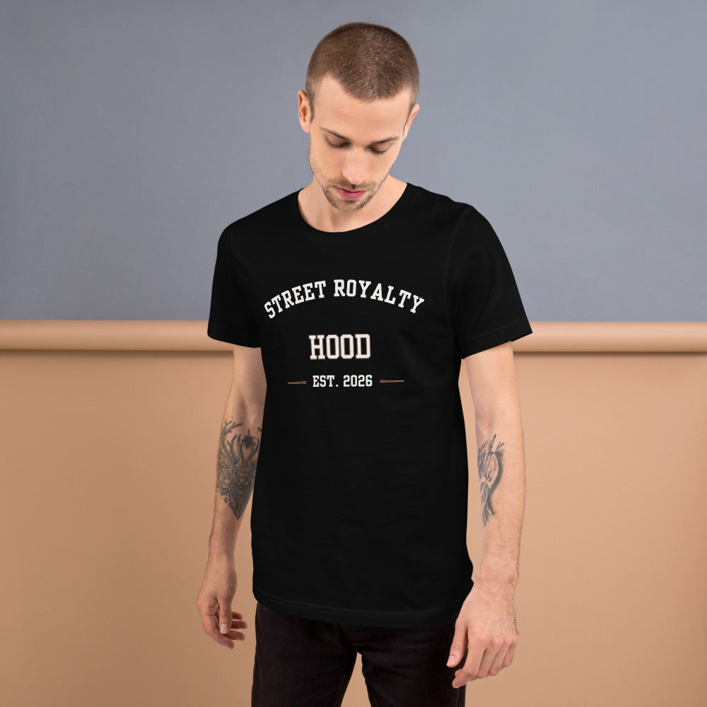 Camiseta Arco College — Negro — modelo con tatuajes