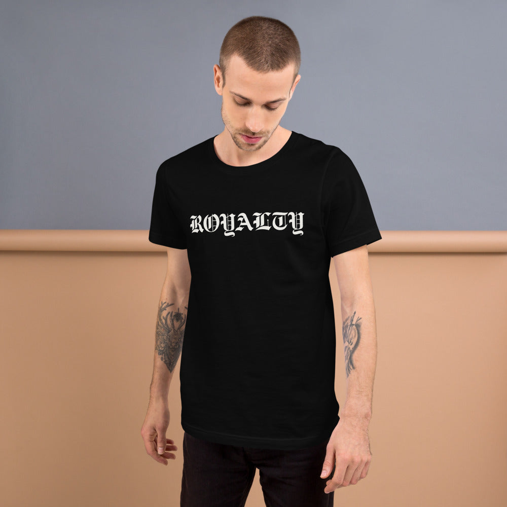 Camiseta Royalty Blackletter — Negro — modelo con tatuajes