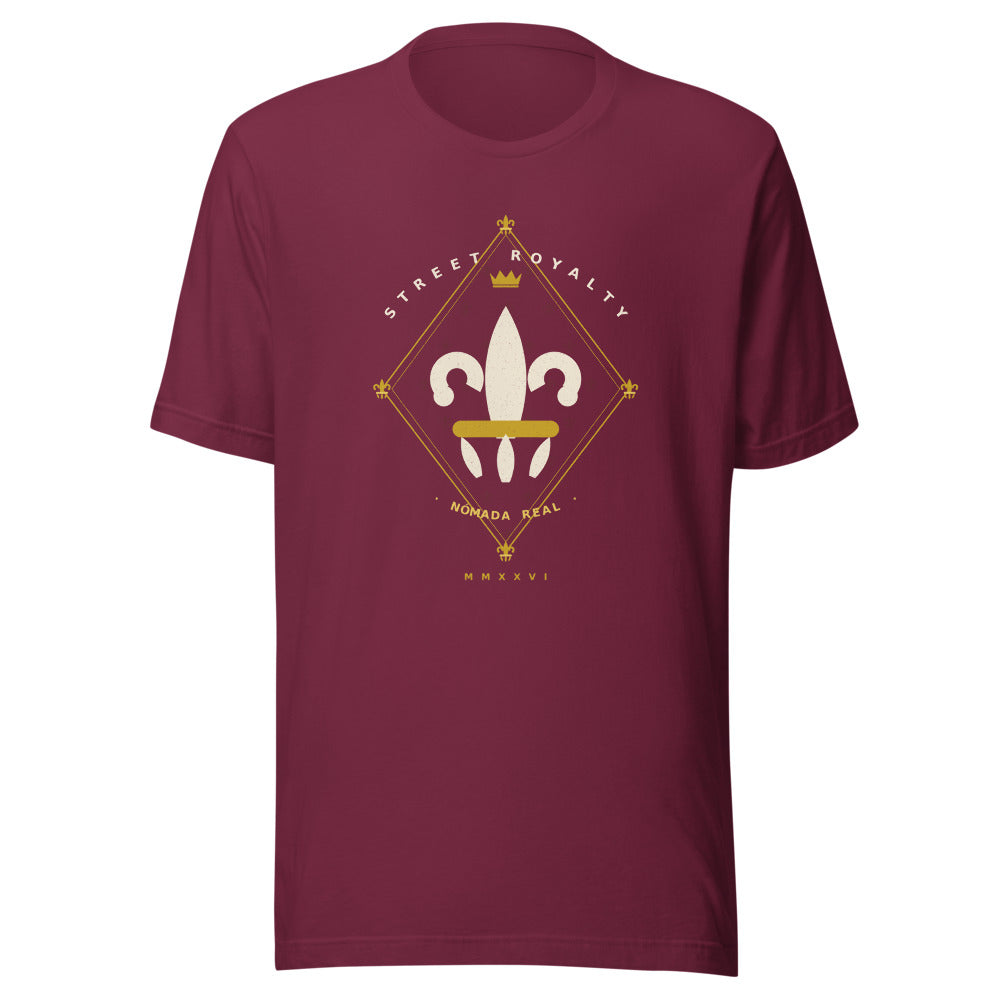 Camiseta burdeos con emblema flor de lis crema y oro, rombo heráldico y lema Street Royalty