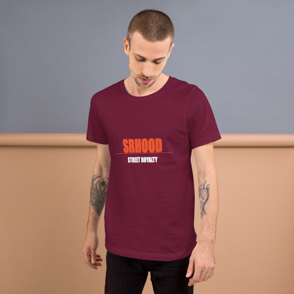 Camiseta Corona — Granate — modelo con tatuajes