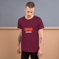 Camiseta Crown — Granate — modelo con tatuajes