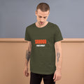 Camiseta — Verde Militar — modelo con tatuajes