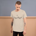 Camiseta Stay Royal — Crema — modelo con tatuajes