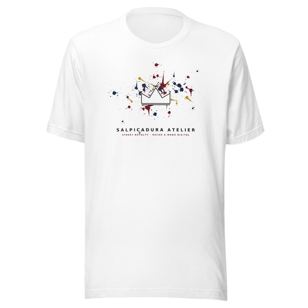 Camiseta blanca con salpicaduras de pintura y corona en negativo