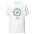 Camiseta blanca con grabado guilloché esmeralda estilo billete, rosetón central con corona