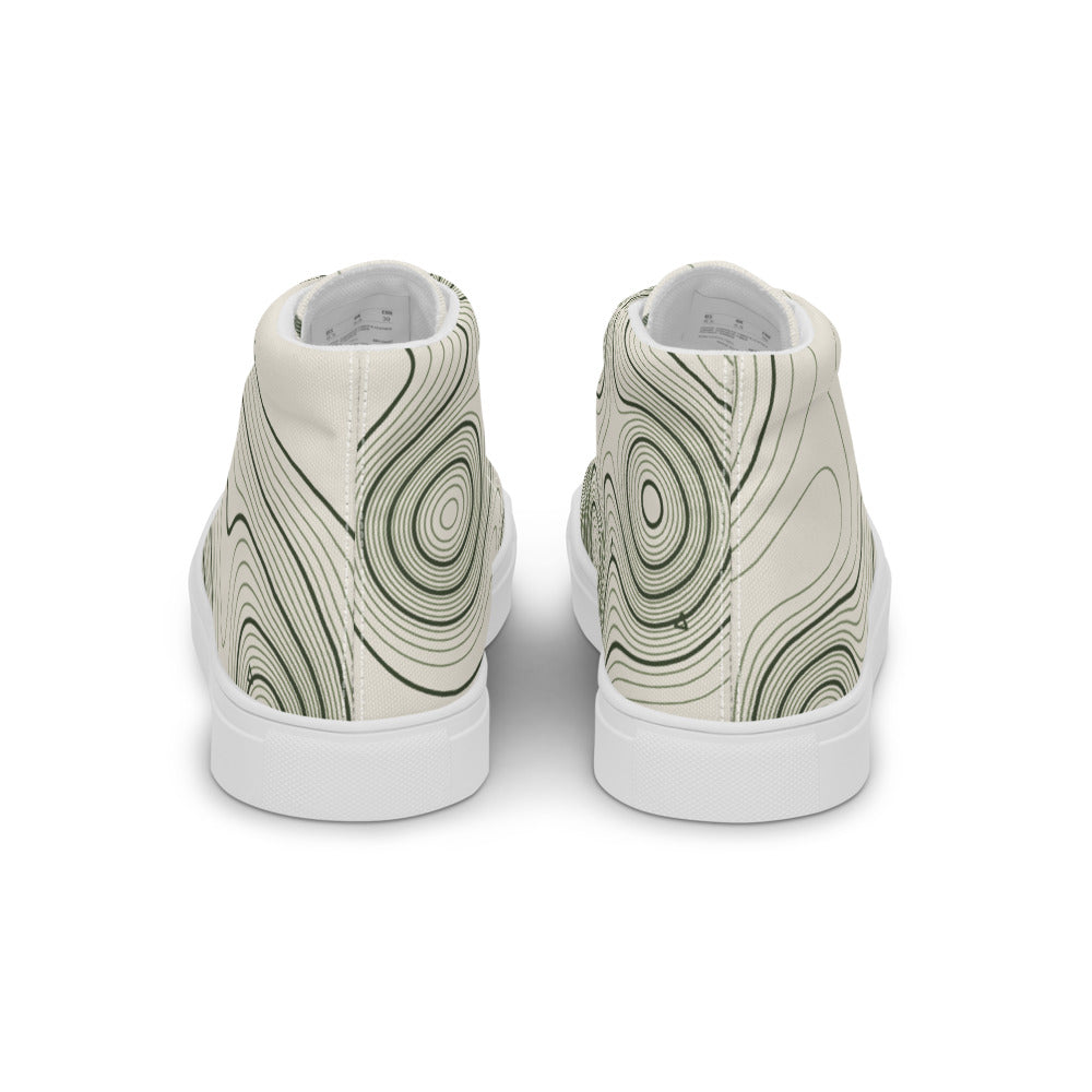Vista trasera de las zapatillas altas con patrón topográfico