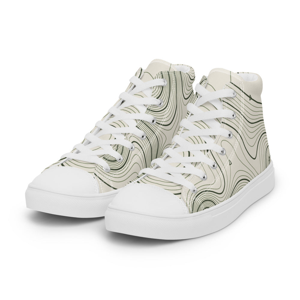 Zapatillas altas de mujer con patrón de curvas de nivel oliva sobre crema, vista angular